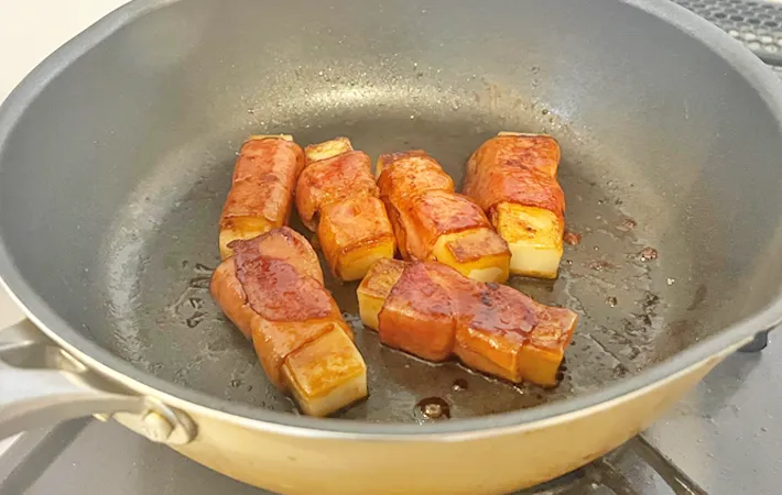 『餅ベーコン』を作る写真（撮影：エニママ）