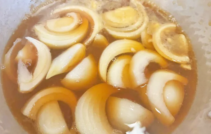 『昆布茶入り牛丼』を作る写真（撮影：エニママ）