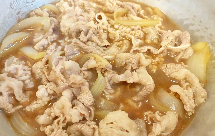 『昆布茶入り牛丼』を作る写真（撮影：エニママ）