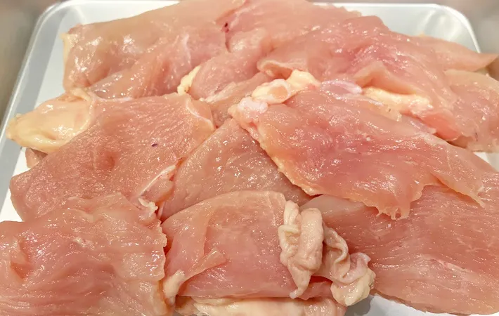 『鶏むねニンニクマヨチキン』を作る写真（撮影：エニママ）