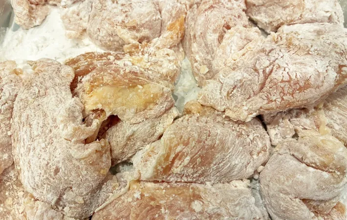 『鶏むねニンニクマヨチキン』を作る写真（撮影：エニママ）