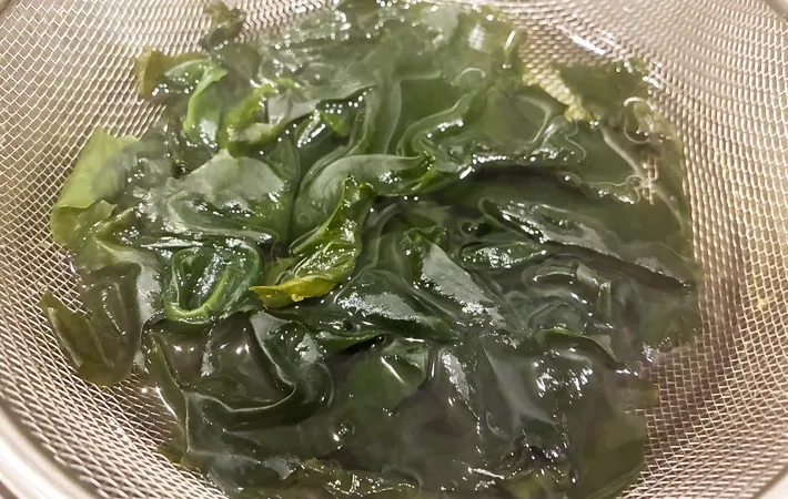 『わかめの天ぷら』を作る写真（撮影：エニママ）