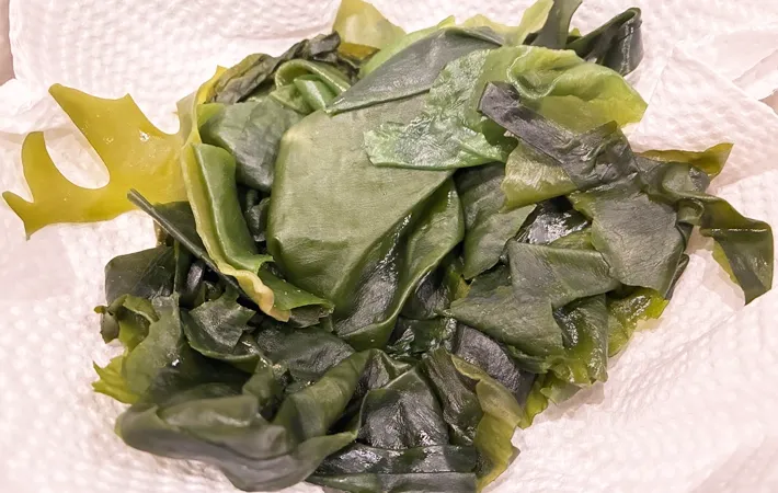 『わかめの天ぷら』を作る写真（撮影：エニママ）