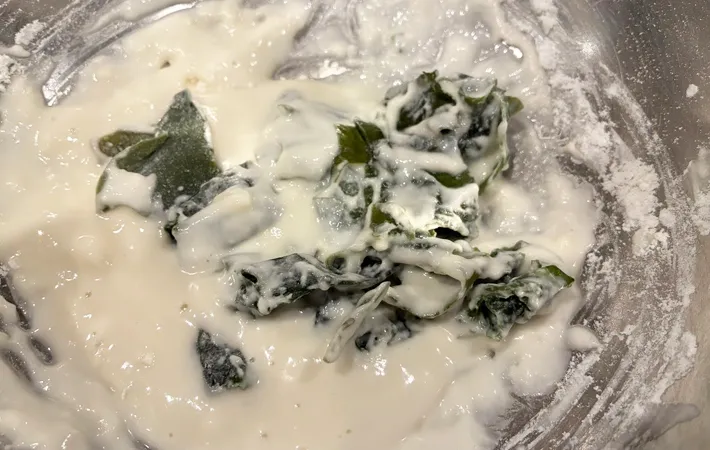 『わかめの天ぷら』を作る写真（撮影：エニママ）