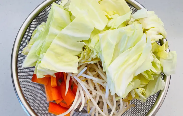 『ピーナッツバターの味噌汁』を作る写真（撮影：エニママ）