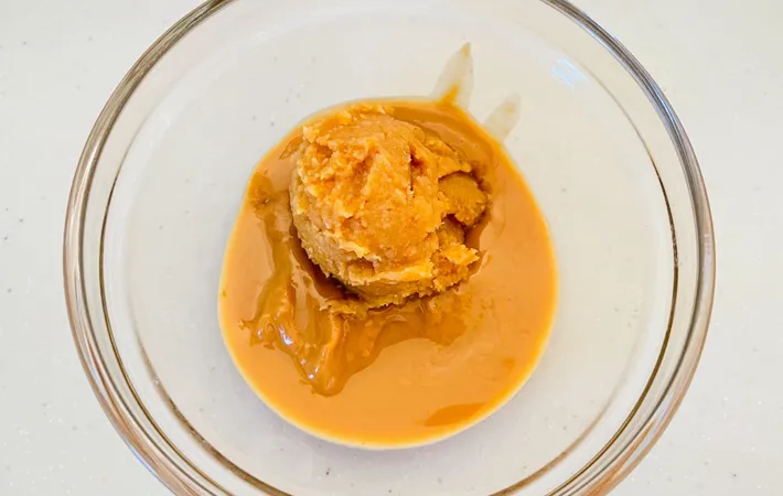 『ピーナッツバターの味噌汁』を作る写真（撮影：エニママ）