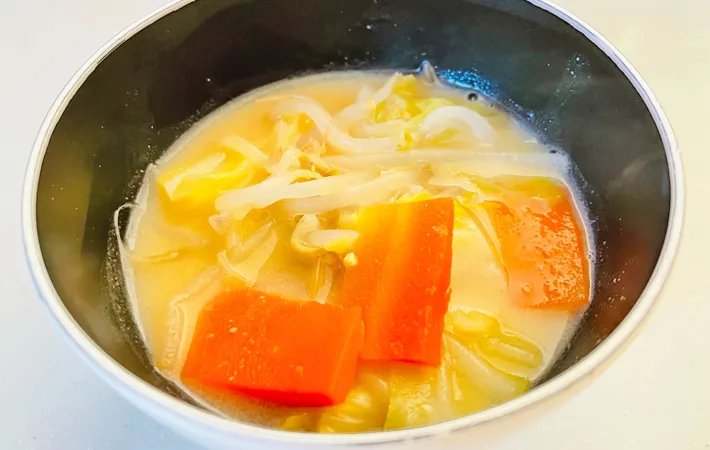 『ピーナッツバターの味噌汁』の完成写真（撮影：エニママ）