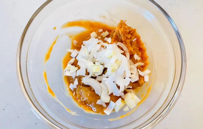 『厚揚げのピーナッツバター味噌焼き』を作る写真（撮影：エニママ）