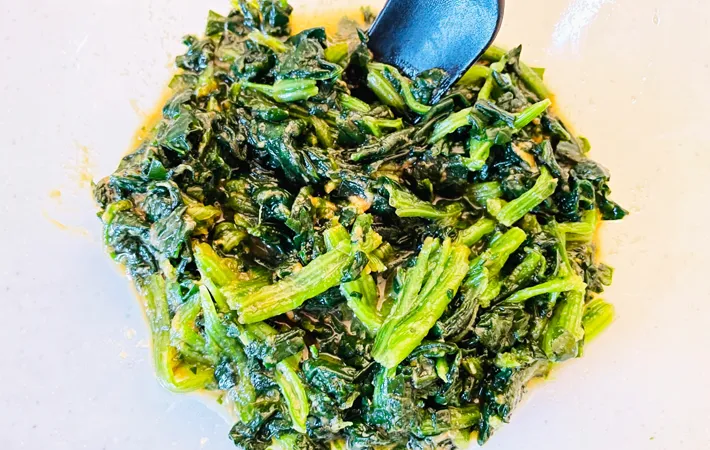 『冷凍ほうれん草副菜』を作る写真（撮影：エニママ）