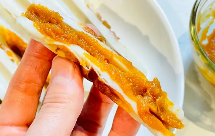 『ちくわのピーナッツバターチーズ』を作る写真（撮影：エニママ）