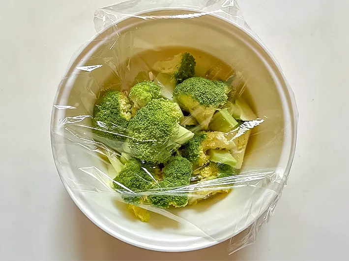 電子レンジで加熱前のブロッコリー写真（撮影：エニママ）