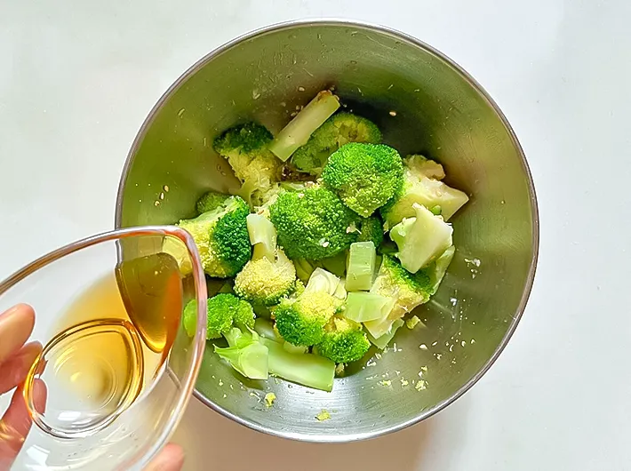 ブロッコリーにごま油を加える写真（撮影：エニママ）