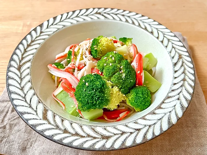 『ブロッコリーとカニカマのナムル』の完成写真（撮影：エニママ）