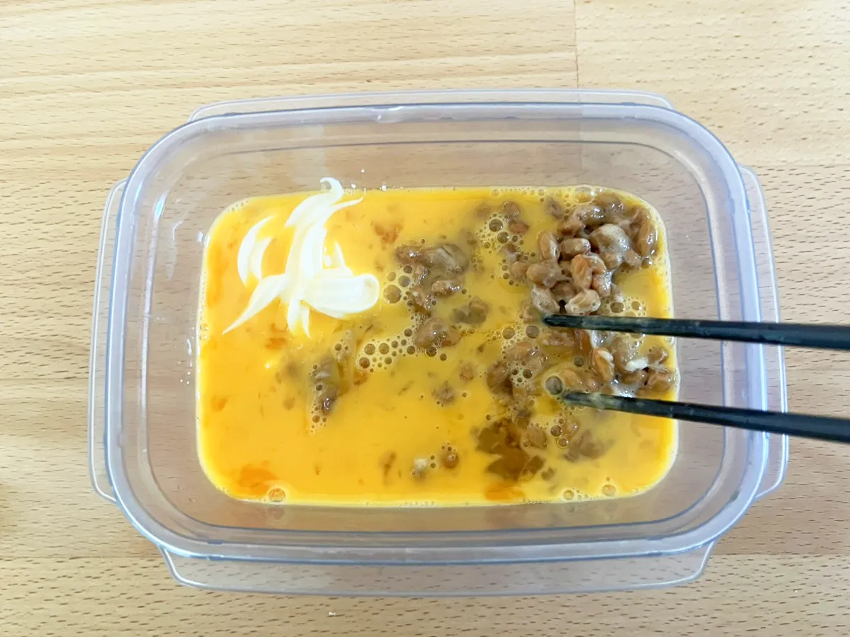 『厚焼き納豆オムレツサンド』の調理写真（撮影：grapeフード編集部）