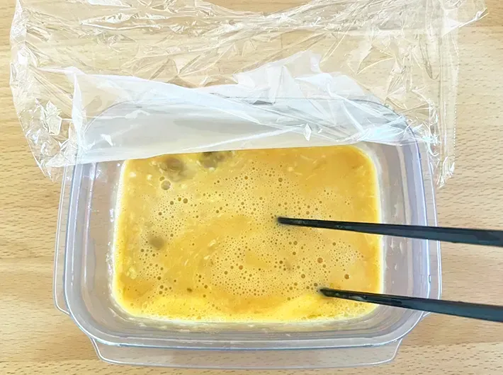 『厚焼き納豆オムレツサンド』の調理写真（撮影：grapeフード編集部）