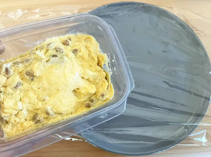 『厚焼き納豆オムレツサンド』の調理写真（撮影：grapeフード編集部）