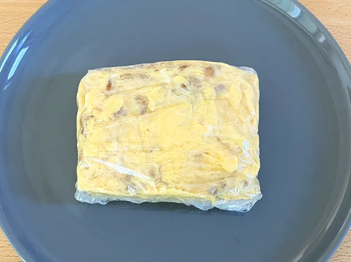 『厚焼き納豆オムレツサンド』の調理写真（撮影：grapeフード編集部）