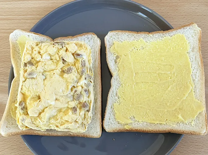 『厚焼き納豆オムレツサンド』の調理写真（撮影：grapeフード編集部）