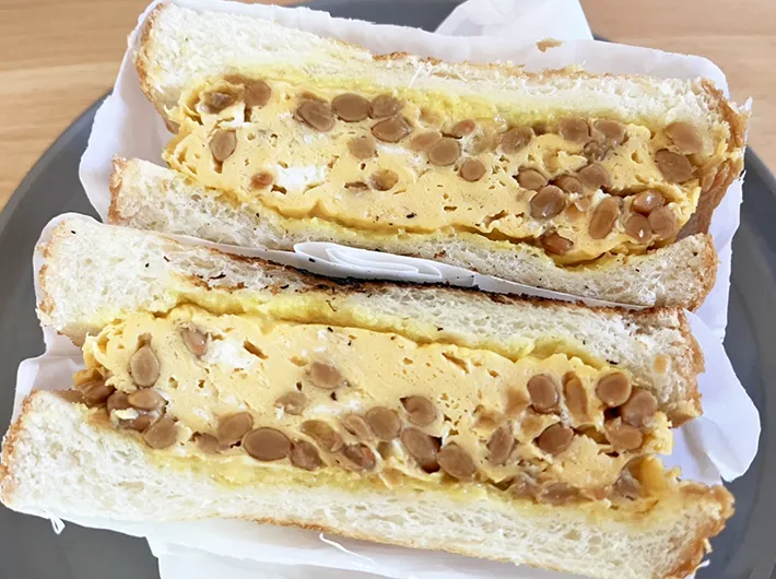 『厚焼き納豆オムレツサンド』の調理写真（撮影：grapeフード編集部）