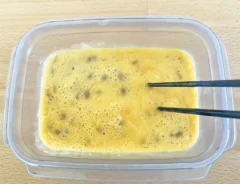 『厚焼き納豆オムレツサンド』の調理写真（撮影：grapeフード編集部）