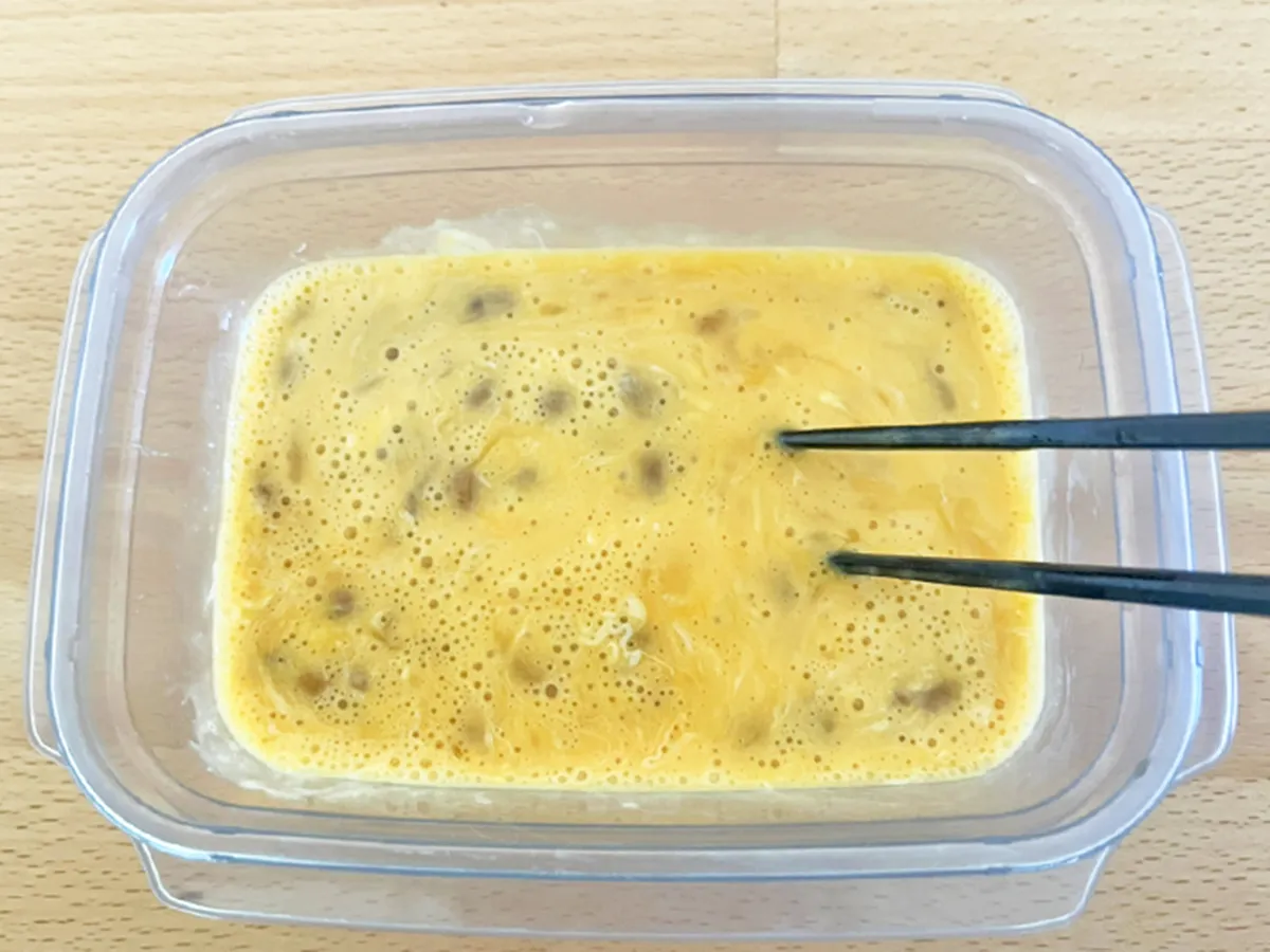 『厚焼き納豆オムレツサンド』の調理写真(撮影:grapeフード編集部)