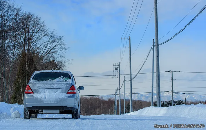 雪でナンバープレートが見えない車の写真