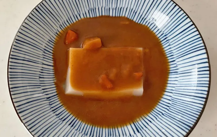 『餅カレー』の完成写真（撮影：エニママ）