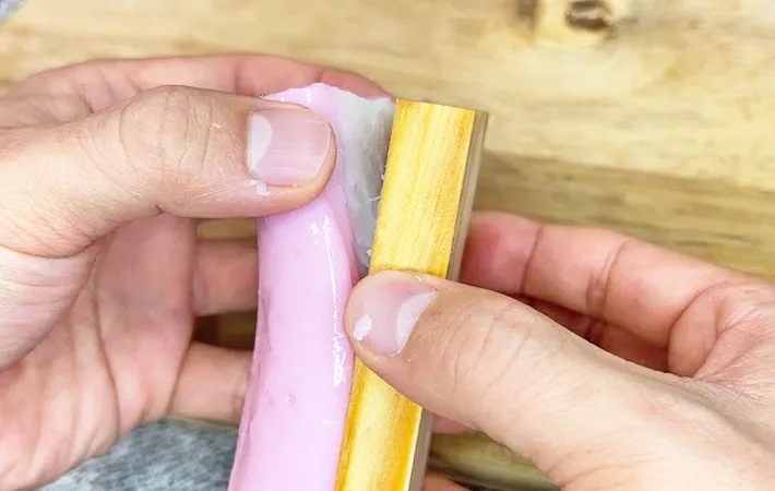 『かまぼこを板から外す方法』の写真（撮影：キジカク）