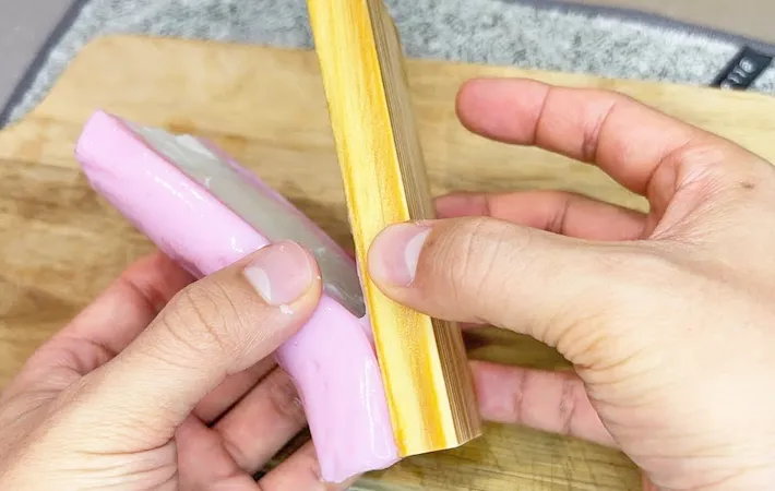 『かまぼこを板から外す方法』の写真（撮影：キジカク）
