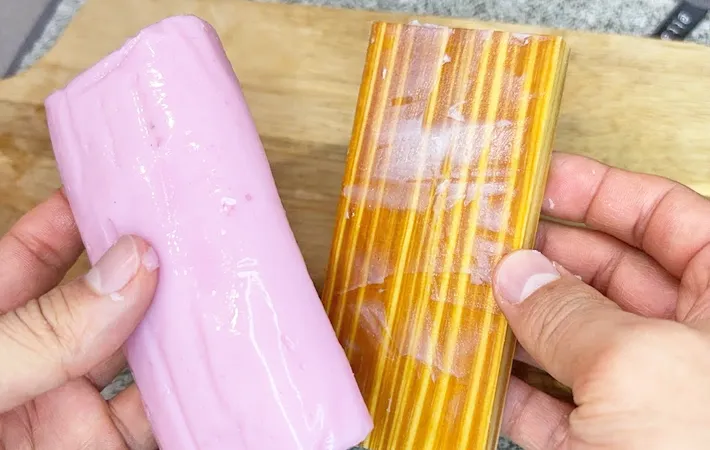 『かまぼこを板から外す方法』の写真（撮影：キジカク）