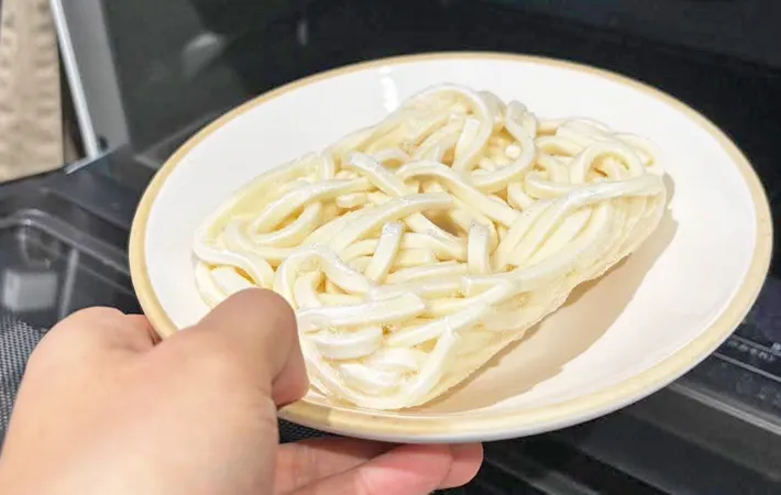 『ホットサンドにうどん』を作る写真（撮影：キジカク）