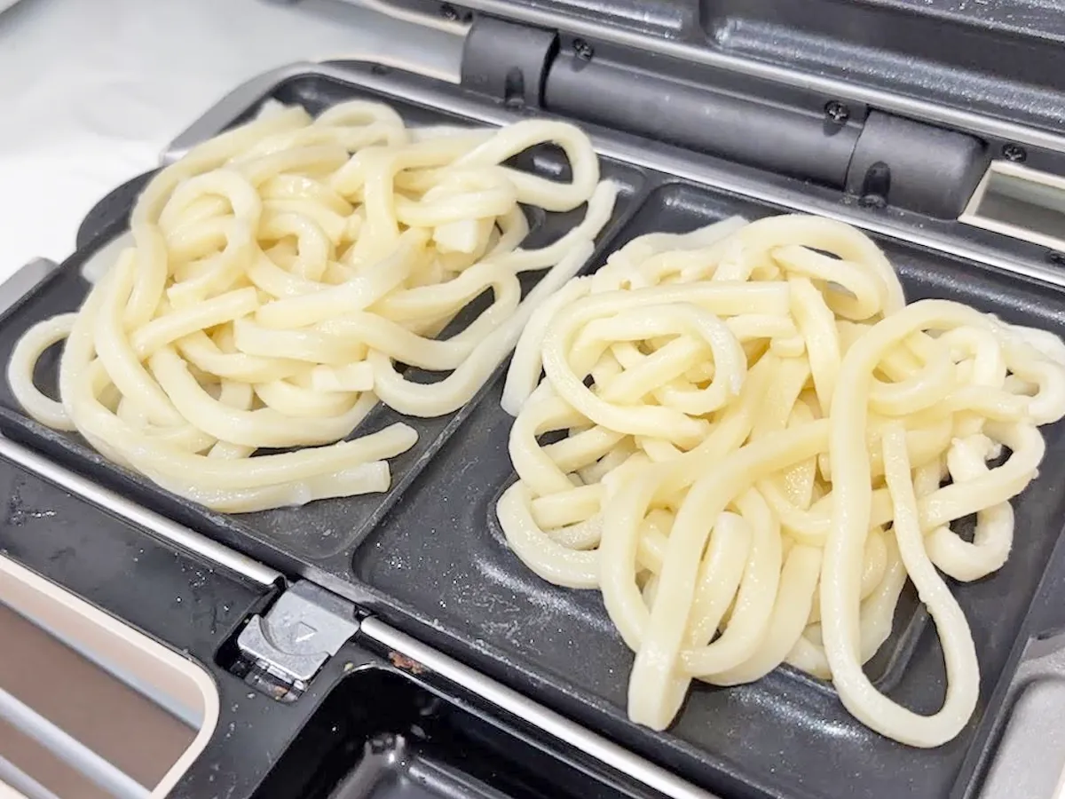 『ホットサンドにうどん』を作る写真(撮影:キジカク)