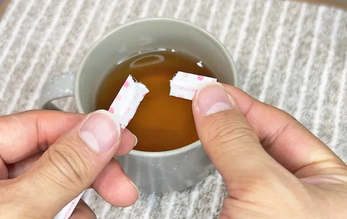 『スティックシュガーを開ける』写真（撮影：キジカク）