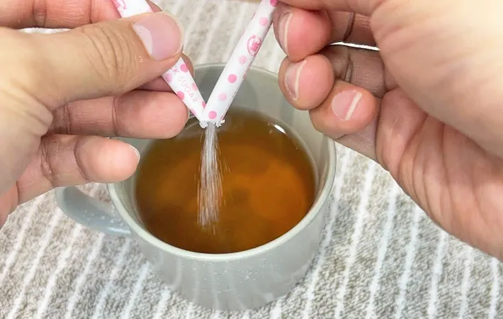 『スティックシュガーの超簡単な開け方』の写真（撮影：キジカク）