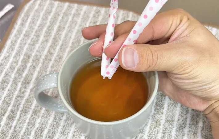 『スティックシュガーの超簡単な開け方』の写真（撮影：キジカク）