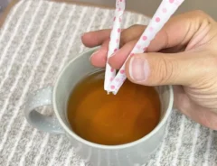 スティックシュガーを片手で折る画像(撮影:キジカク)