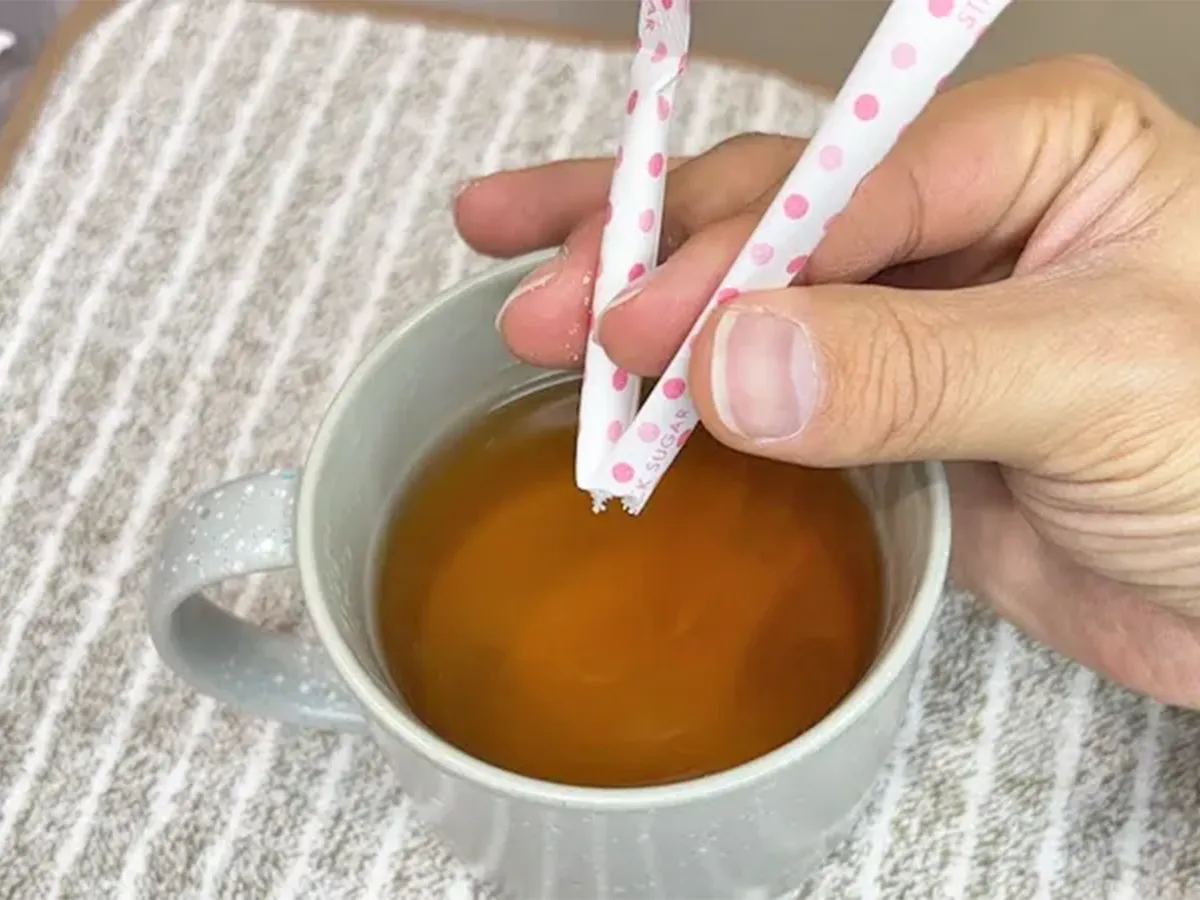 スティックシュガーを片手で折る画像（撮影：キジカク）