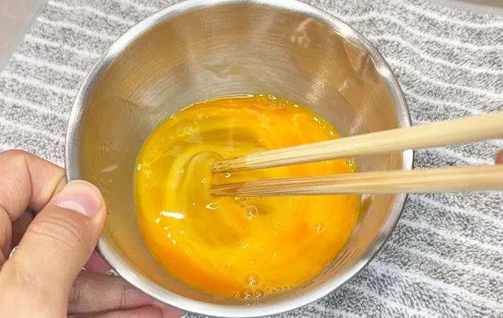 『かっぱえびせん入り卵焼き』を作る写真（撮影：キジカク）