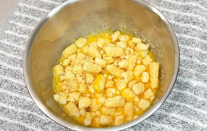 『かっぱえびせん入り卵焼き』を作る写真（撮影：キジカク）