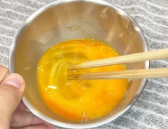 卵を混ぜる画像（撮影：キジカク）