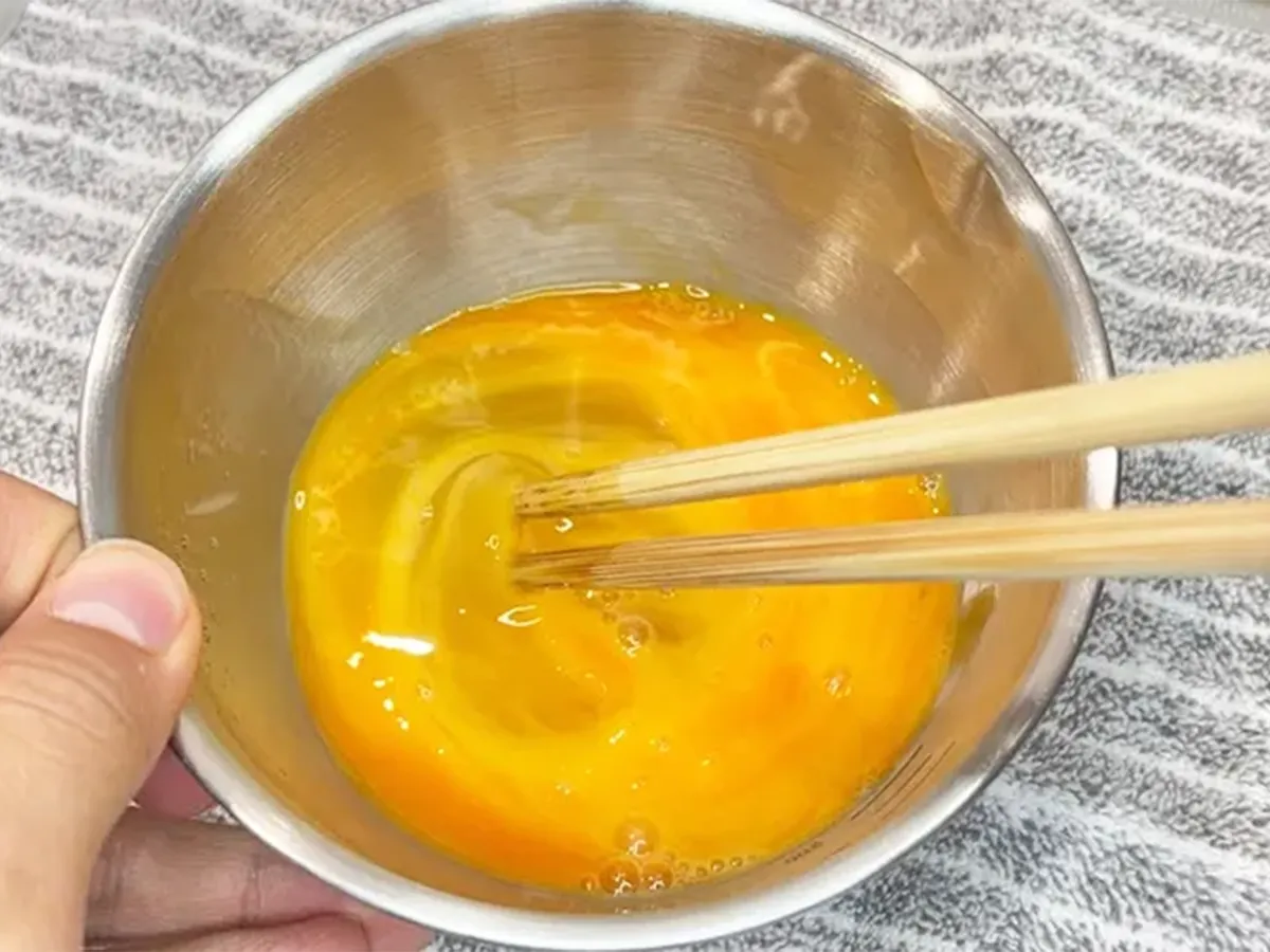 卵を混ぜる画像(撮影:キジカク)