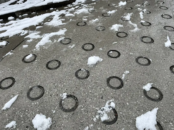 雪の日の路面の写真（撮影：grapeライフハック編集部）