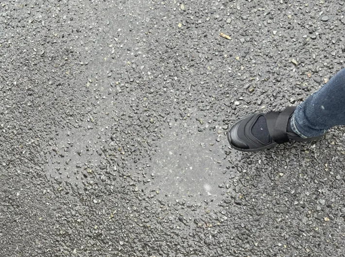 濡れた路面を歩く人の写真（撮影：grapeライフハック編集部）