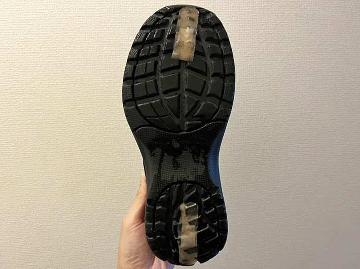 絆創膏を貼った靴の写真（撮影：grapeライフハック編集部）