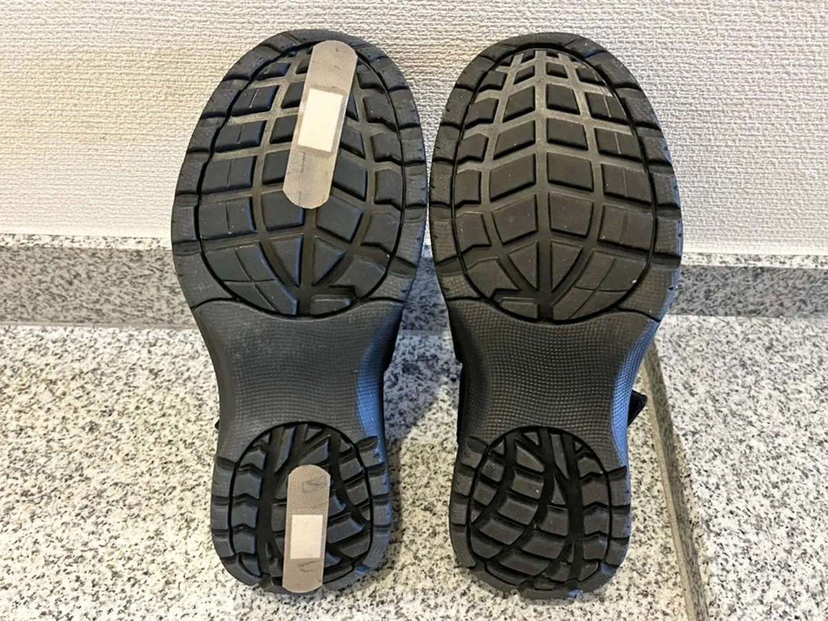 絆創膏を貼った靴の写真（撮影：grapeライフハック編集部）