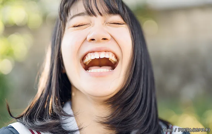 笑顔の女性の写真