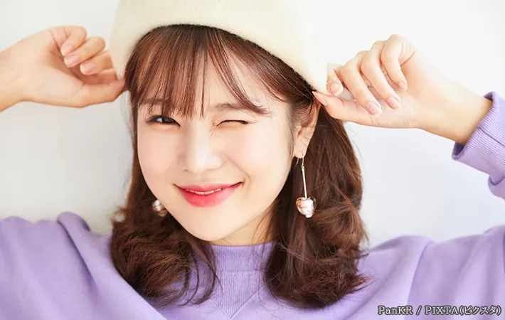 ウインクする女性の写真