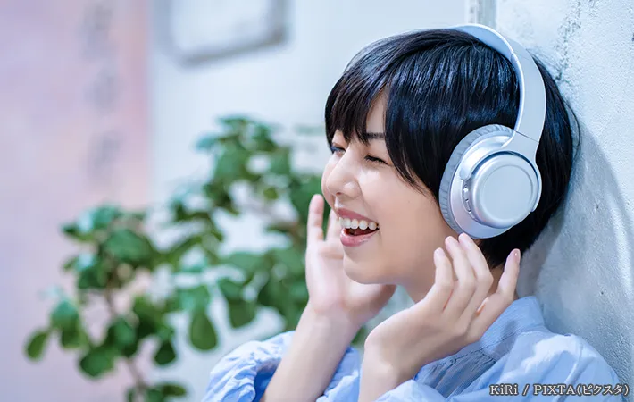 ヘッドフォンをする人の写真