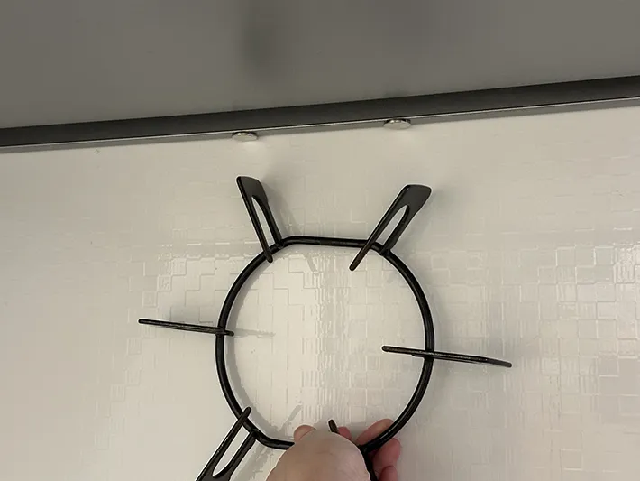 五徳を『超強力マグネット』に近づける画像（撮影：grapeライフハック編集部）