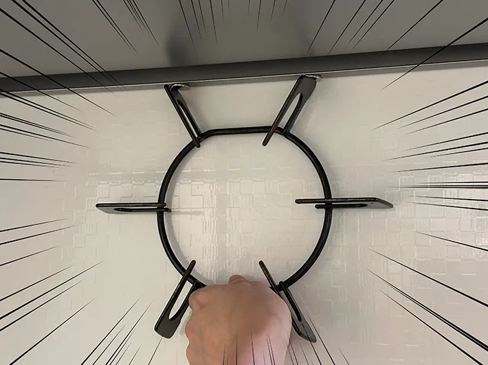 五徳を『超強力マグネット』で浮かせることに成功した画像（撮影：grapeライフハック編集部）